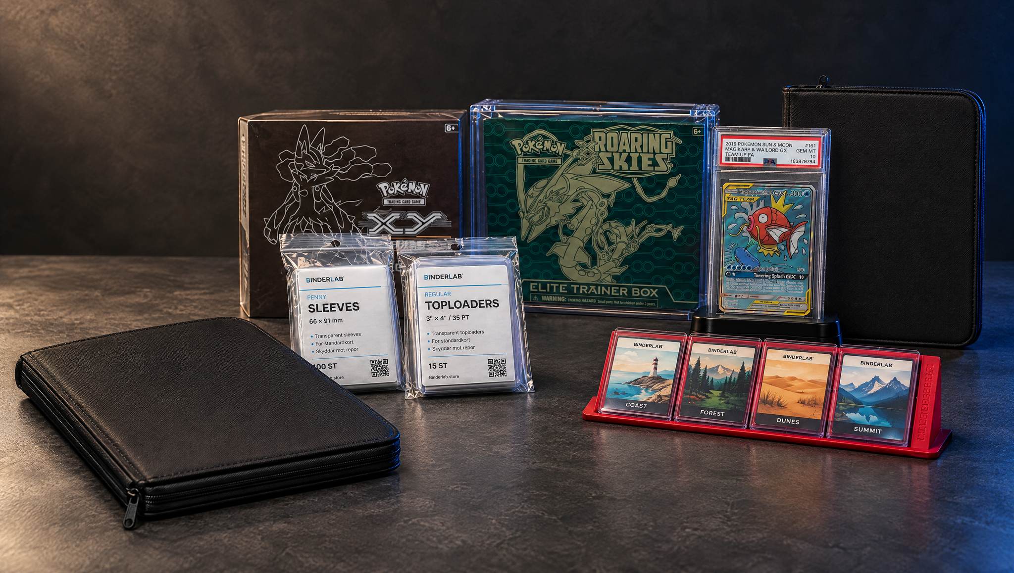 Kampanjbild med Pokémon-produkter, binders, sleeves, toploaders och display stands från Binderlab
